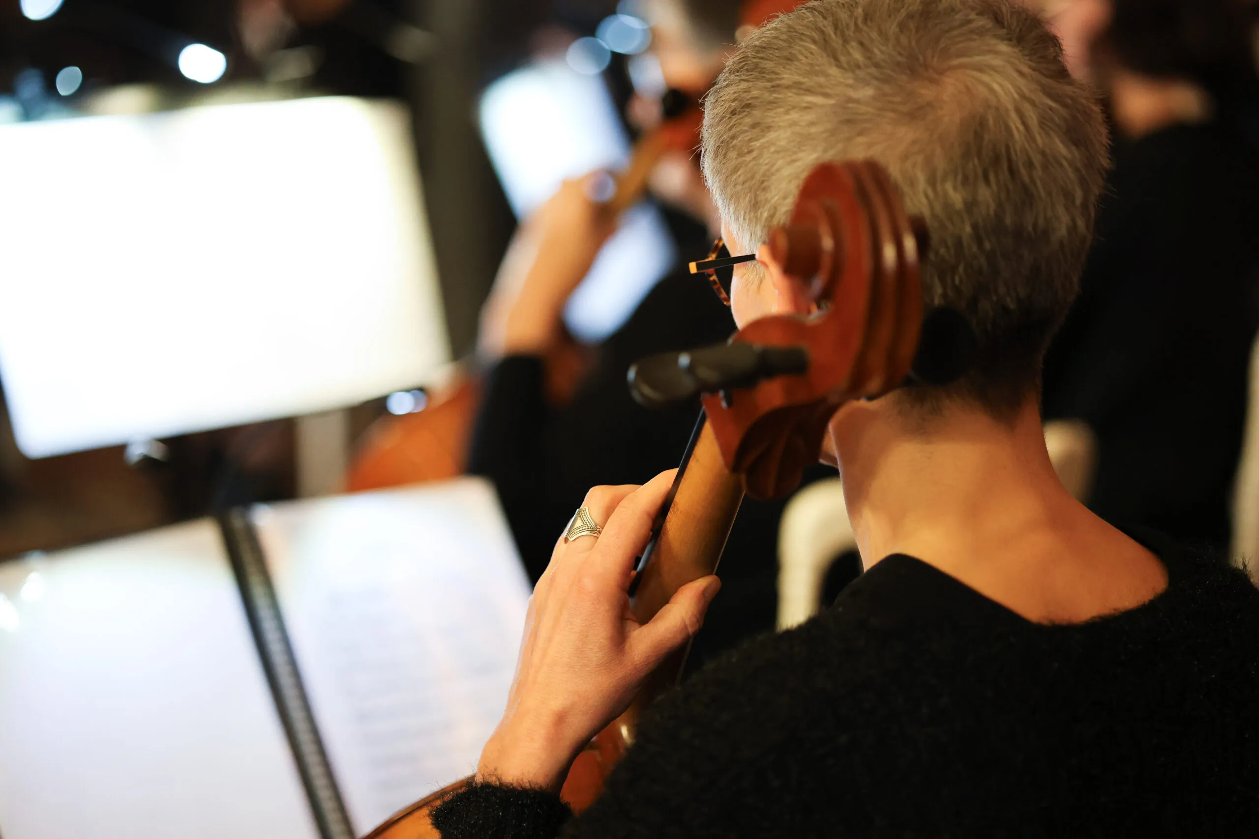 Violoncelliste et partition ouverte, pendant un concert